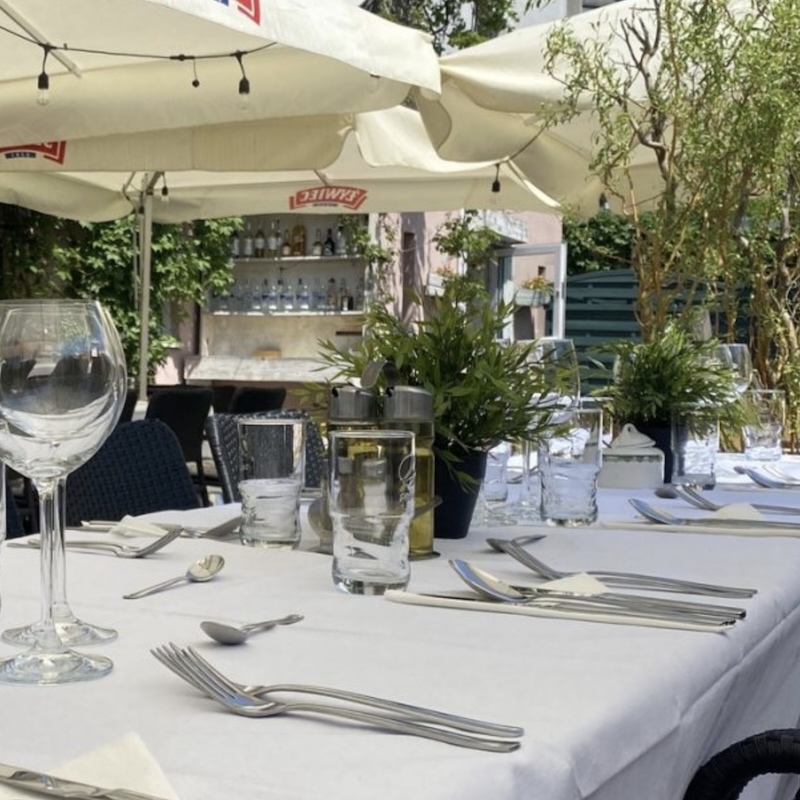 Zielony ogródek letni w Restauracji Mangia - idealny na obiad na świeżym powietrzu